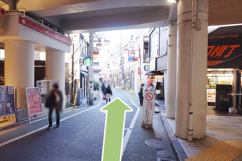 線路下を通り、まっすぐ進みます