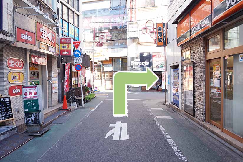 突き当りを右に曲がります