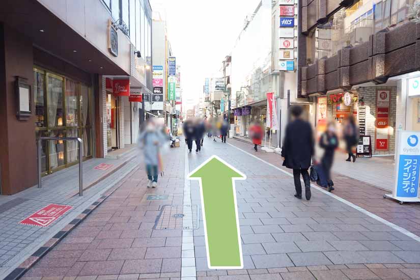 道なりにまっすぐ進みます