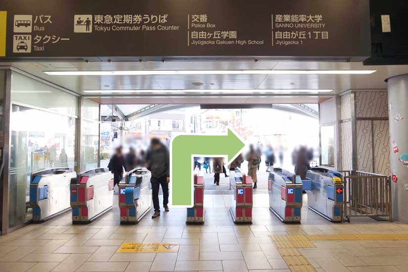 正面口改札を出て右に曲がります