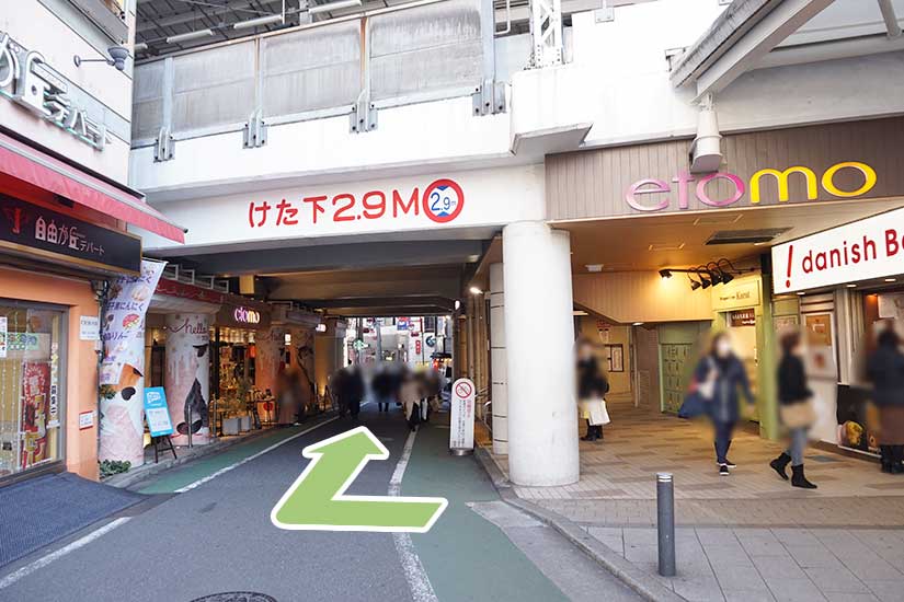 さらに右に曲がり線路下の方へ進みます（北口改札方面）